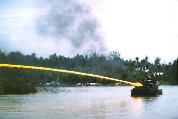 15251915_US_riverboat_using_napalm_in_Vietnam.jpg
